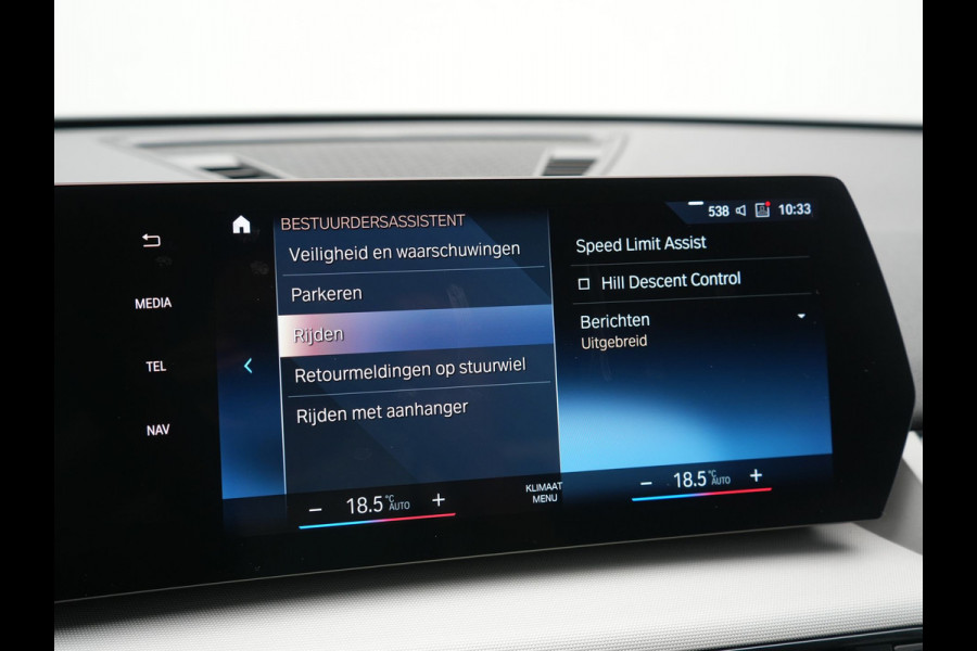 BMW iX1 xDrive30 67 kWh 313pk Dealer O.H. | Trekhaak Af Fabriek | Camera | Adaptief M Onderstel | Voorstoelen Verwarmd | Keyless | Sfeerverlichting | Apple Carplay | Adaptive LED | Cruise Control | Navigatie | DAB |