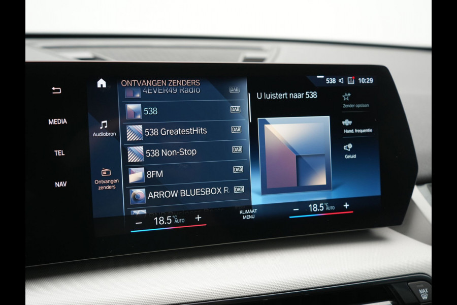 BMW iX1 xDrive30 67 kWh 313pk Dealer O.H. | Trekhaak Af Fabriek | Camera | Adaptief M Onderstel | Voorstoelen Verwarmd | Keyless | Sfeerverlichting | Apple Carplay | Adaptive LED | Cruise Control | Navigatie | DAB |