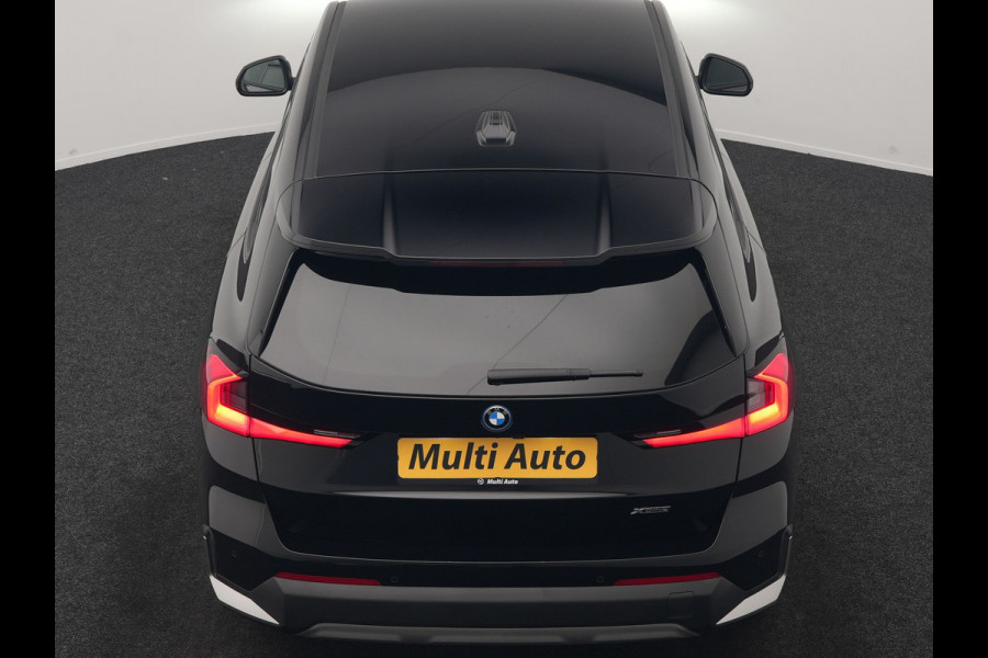 BMW iX1 xDrive30 67 kWh 313pk Dealer O.H. | Trekhaak Af Fabriek | Camera | Adaptief M Onderstel | Voorstoelen Verwarmd | Keyless | Sfeerverlichting | Apple Carplay | Adaptive LED | Cruise Control | Navigatie | DAB |