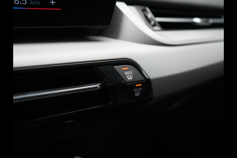 BMW iX1 xDrive30 67 kWh 313pk Dealer O.H. | Trekhaak Af Fabriek | Camera | Adaptief M Onderstel | Voorstoelen Verwarmd | Keyless | Sfeerverlichting | Apple Carplay | Adaptive LED | Cruise Control | Navigatie | DAB |