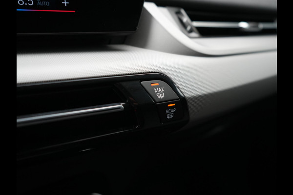 BMW iX1 xDrive30 67 kWh 313pk Dealer O.H. | Trekhaak Af Fabriek | Camera | Adaptief M Onderstel | Voorstoelen Verwarmd | Keyless | Sfeerverlichting | Apple Carplay | Adaptive LED | Cruise Control | Navigatie | DAB |