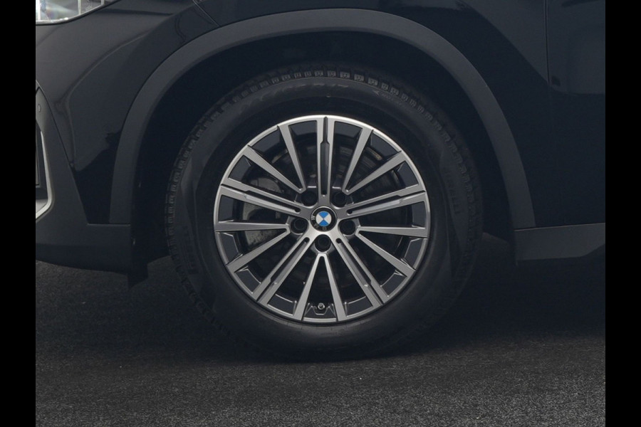 BMW iX1 xDrive30 67 kWh 313pk Dealer O.H. | Trekhaak Af Fabriek | Camera | Adaptief M Onderstel | Voorstoelen Verwarmd | Keyless | Sfeerverlichting | Apple Carplay | Adaptive LED | Cruise Control | Navigatie | DAB |