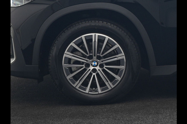 BMW iX1 xDrive30 67 kWh 313pk Dealer O.H. | Trekhaak Af Fabriek | Camera | Adaptief M Onderstel | Voorstoelen Verwarmd | Keyless | Sfeerverlichting | Apple Carplay | Adaptive LED | Cruise Control | Navigatie | DAB |