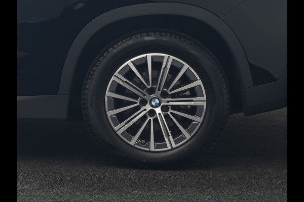 BMW iX1 xDrive30 67 kWh 313pk Dealer O.H. | Trekhaak Af Fabriek | Camera | Adaptief M Onderstel | Voorstoelen Verwarmd | Keyless | Sfeerverlichting | Apple Carplay | Adaptive LED | Cruise Control | Navigatie | DAB |