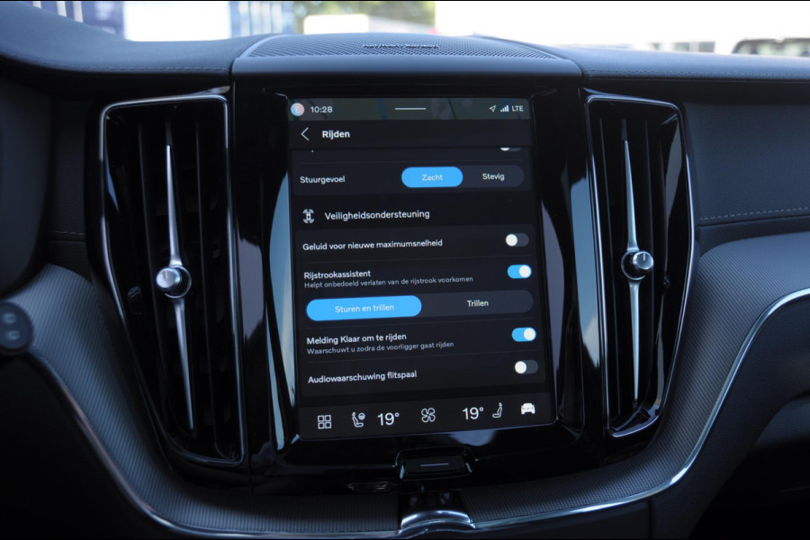 Volvo XC60 T8 455PK Automaat AWD Polestar Engineered / Google infotaiment / Adaptieve cruise control / BLIS/ Panoramamisch schuif-kanteldak / Stoel- en stuurwielverwarming / Apple Carplay / Head-up display / Gelamineerde ramen / 22"Velgen / Harman Kardon audio /