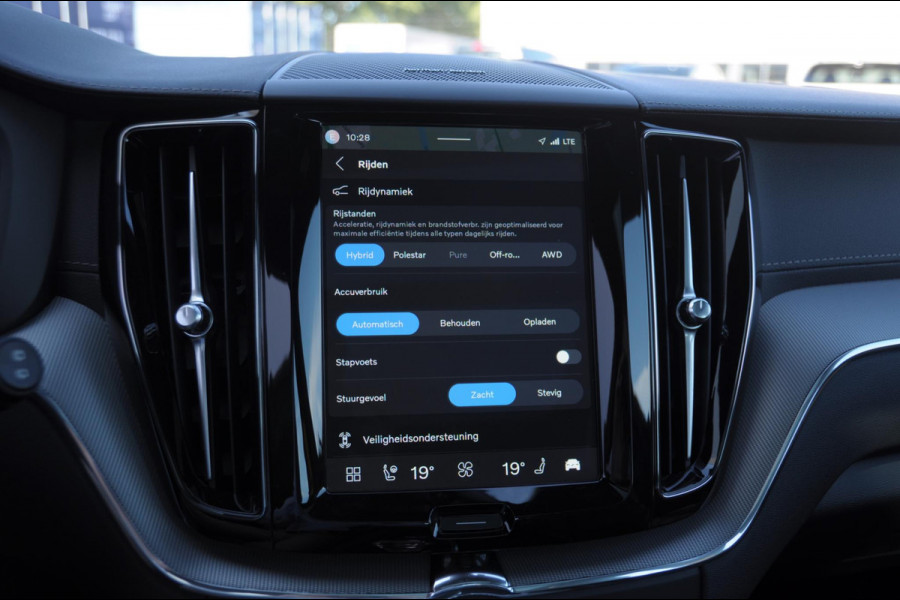 Volvo XC60 T8 455PK Automaat AWD Polestar Engineered / Google infotaiment / Adaptieve cruise control / BLIS/ Panoramamisch schuif-kanteldak / Stoel- en stuurwielverwarming / Apple Carplay / Head-up display / Gelamineerde ramen / 22"Velgen / Harman Kardon audio /