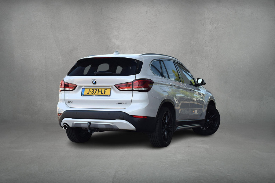 BMW X1 sDrive18i High Executive | Trekhaak | Half Leer | HUD | Climate