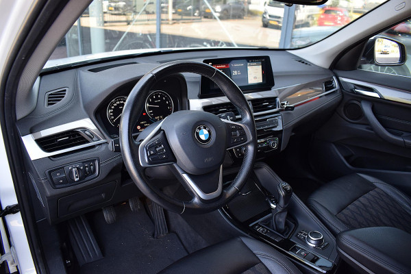 BMW X1 sDrive18i High Executive | Trekhaak | Half Leer | HUD | Climate