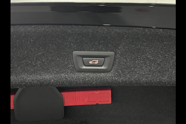 BMW 3-serie 330e M Sport | Open dak | Adapt. cruise | Trekhaak | Head-up | Stoelverwarming | Sfeerverlichting | Carplay | Leder