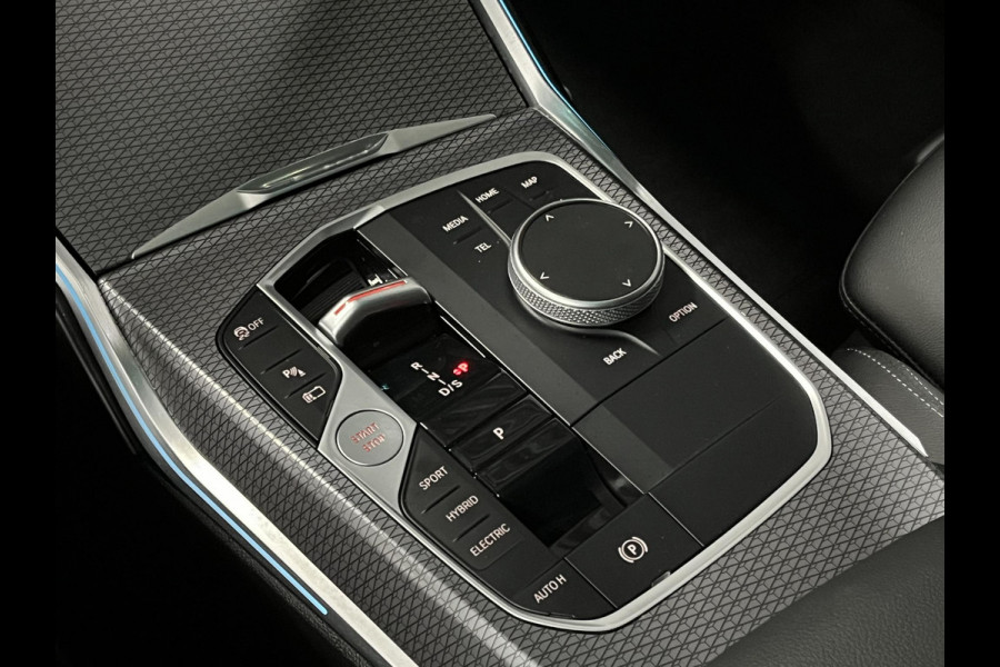 BMW 3-serie 330e M Sport | Open dak | Adapt. cruise | Trekhaak | Head-up | Stoelverwarming | Sfeerverlichting | Carplay | Leder