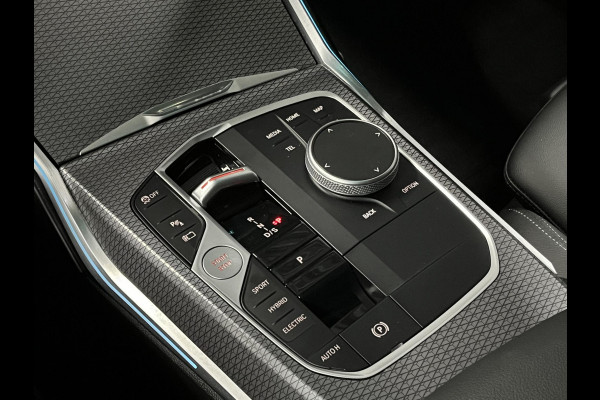 BMW 3-serie 330e M Sport | Open dak | Adapt. cruise | Trekhaak | Head-up | Stoelverwarming | Sfeerverlichting | Carplay | Leder