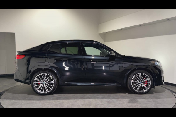 BMW iX2 eDrive20 67 kWh M Sport Edition | Panoramadak | Leder | Premiumpakket | ACC | LED adaptief  | M Sport Pro
