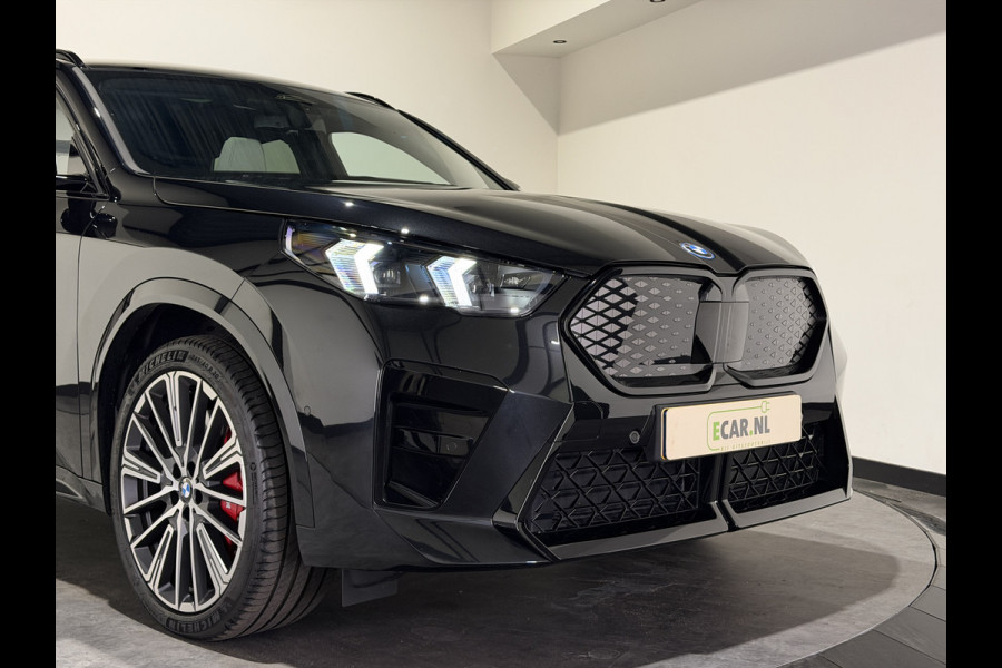 BMW iX2 eDrive20 67 kWh M Sport Edition | Panoramadak | Leder | Premiumpakket | ACC | LED adaptief  | M Sport Pro