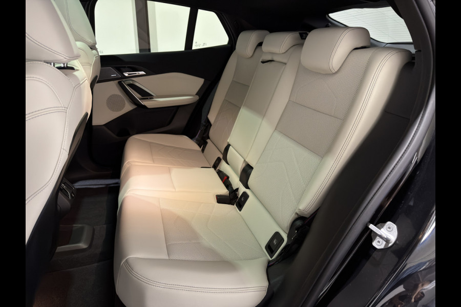 BMW iX2 eDrive20 67 kWh M Sport Edition | Panoramadak | Leder | Premiumpakket | ACC | LED adaptief  | M Sport Pro