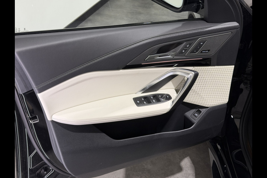 BMW iX2 eDrive20 67 kWh M Sport Edition | Panoramadak | Leder | Premiumpakket | ACC | LED adaptief  | M Sport Pro