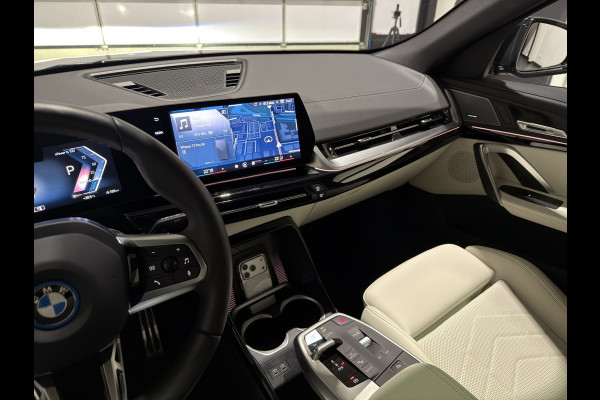 BMW iX2 eDrive20 67 kWh M Sport Edition | Panoramadak | Leder | Premiumpakket | ACC | LED adaptief  | M Sport Pro