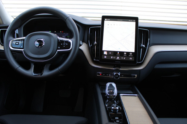 Volvo XC60 2.0 T6 PHEV Plus Dark | Facelift | H&K | Trekhaak | 360 | Panoramadak | Leder