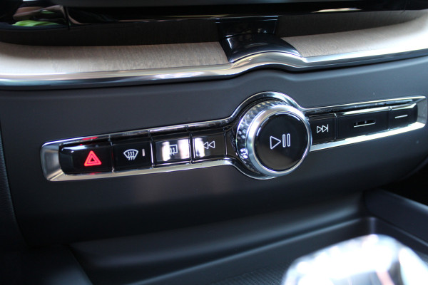 Volvo XC60 2.0 T6 PHEV Plus Dark | Facelift | H&K | Trekhaak | 360 | Panoramadak | Leder