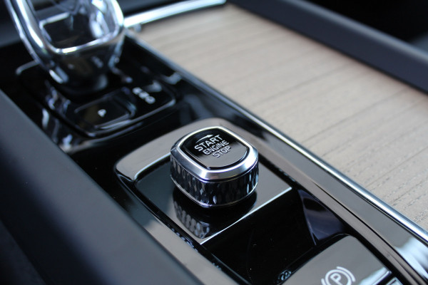 Volvo XC60 2.0 T6 PHEV Plus Dark | Facelift | H&K | Trekhaak | 360 | Panoramadak | Leder