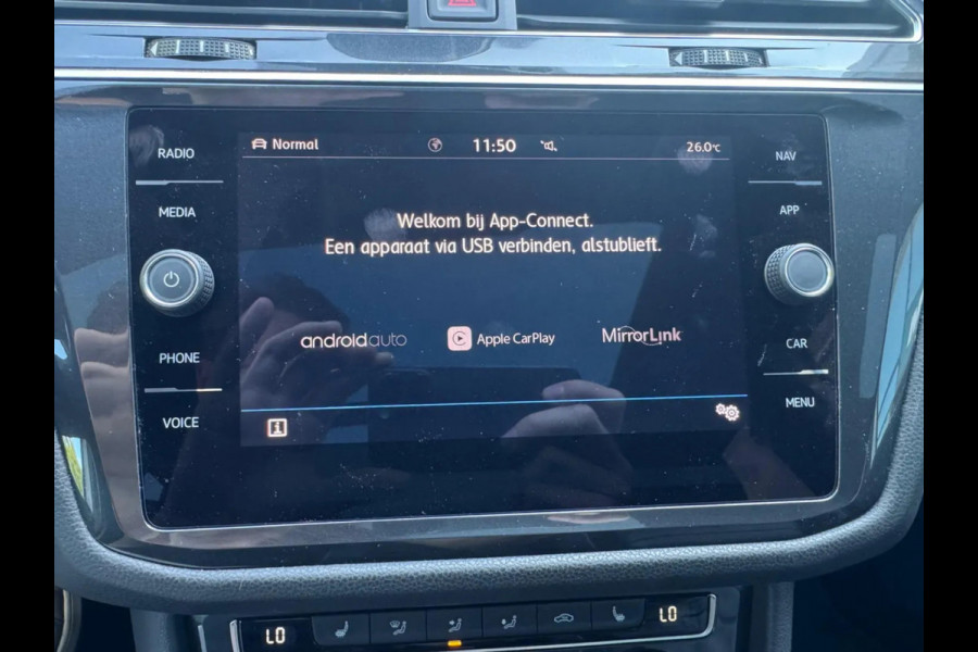 Volkswagen Tiguan Allspace 1.5 TSI Highline Business R-line 7p. (NL-auto, Panorama, Trehaak, Carplay, Camera, Leder, StoelV, ETc)