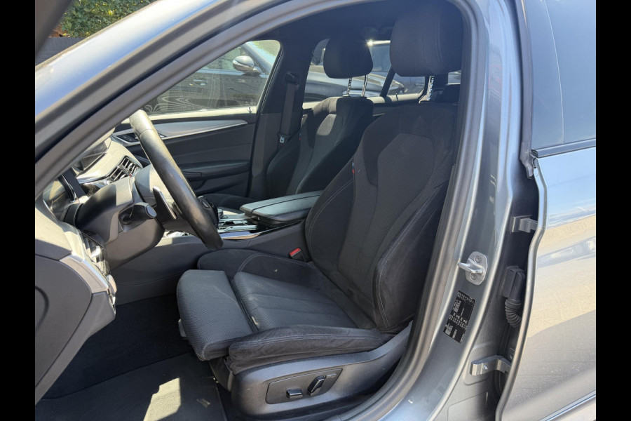 BMW 5 Serie Touring 520d Executive M-Sport | Camera | Harmon Kardon | Navigatie | Elektrische Achterklep | 19 Inch Lichtmetalen Velgen |