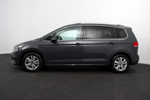 Volkswagen Touran 1.5 TSI DSG Highline 7p Navigatie Apple Carplay/Android Auto Parkeersensoren Adaptieve Cruise Control Stoel-en stuurverwarming Elektrische achterklep Getinte ramen Climatronic