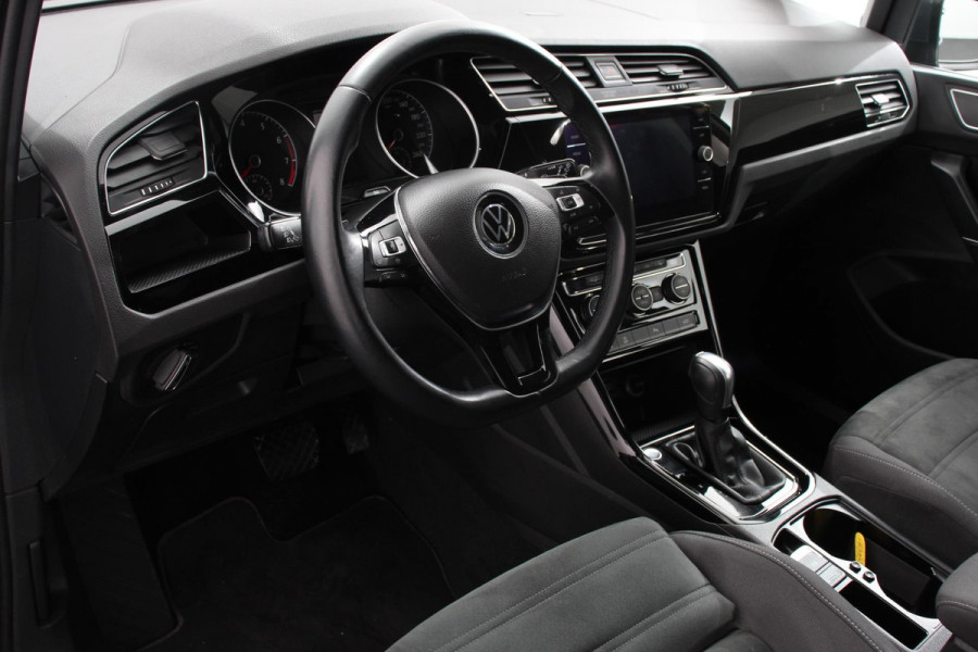Volkswagen Touran 1.5 TSI DSG Highline 7p Navigatie Apple Carplay/Android Auto Parkeersensoren Adaptieve Cruise Control Stoel-en stuurverwarming Elektrische achterklep Getinte ramen Climatronic