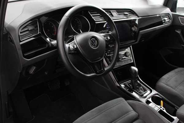 Volkswagen Touran 1.5 TSI DSG Highline 7p Navigatie Apple Carplay/Android Auto Parkeersensoren Adaptieve Cruise Control Stoel-en stuurverwarming Elektrische achterklep Getinte ramen Climatronic
