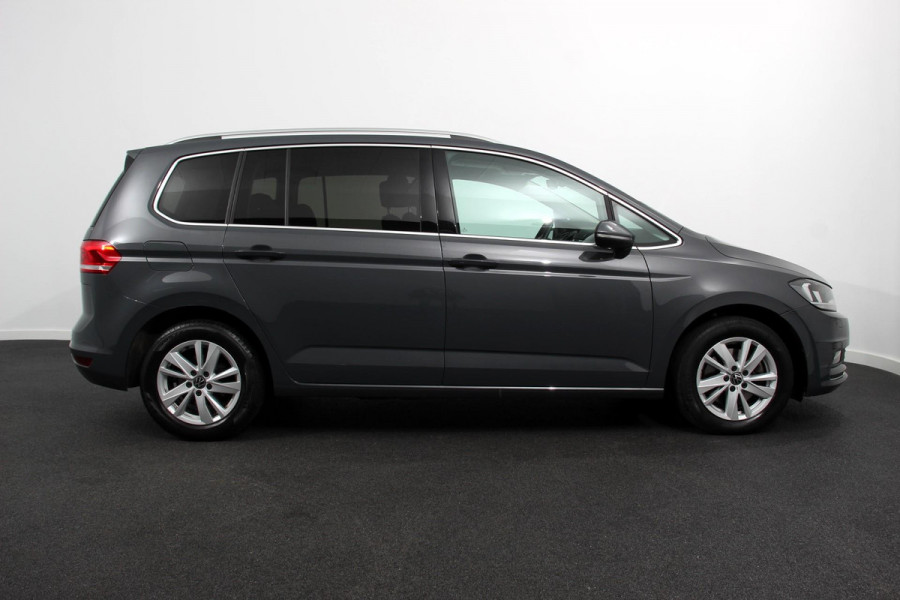 Volkswagen Touran 1.5 TSI DSG Highline 7p Navigatie Apple Carplay/Android Auto Parkeersensoren Adaptieve Cruise Control Stoel-en stuurverwarming Elektrische achterklep Getinte ramen Climatronic