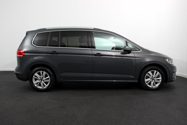 Volkswagen Touran 1.5 TSI DSG Highline 7p Navigatie Apple Carplay/Android Auto Parkeersensoren Adaptieve Cruise Control Stoel-en stuurverwarming Elektrische achterklep Getinte ramen Climatronic