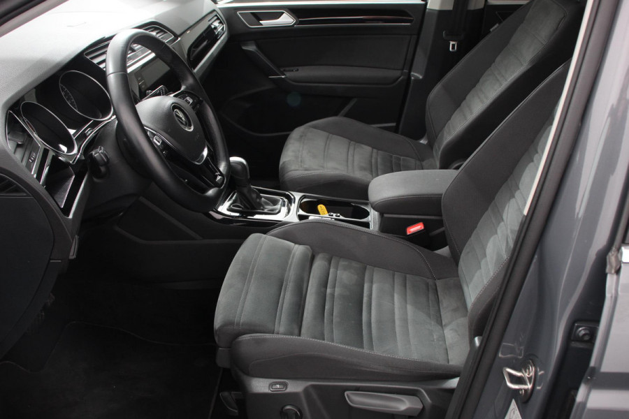 Volkswagen Touran 1.5 TSI DSG Highline 7p Navigatie Apple Carplay/Android Auto Parkeersensoren Adaptieve Cruise Control Stoel-en stuurverwarming Elektrische achterklep Getinte ramen Climatronic