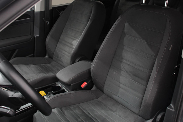 Volkswagen Touran 1.5 TSI DSG Highline 7p Navigatie Apple Carplay/Android Auto Parkeersensoren Adaptieve Cruise Control Stoel-en stuurverwarming Elektrische achterklep Getinte ramen Climatronic