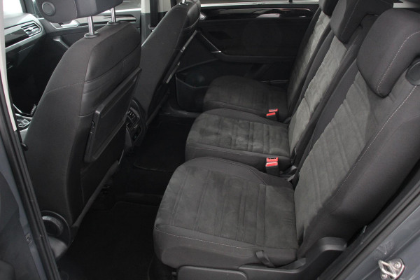 Volkswagen Touran 1.5 TSI DSG Highline 7p Navigatie Apple Carplay/Android Auto Parkeersensoren Adaptieve Cruise Control Stoel-en stuurverwarming Elektrische achterklep Getinte ramen Climatronic