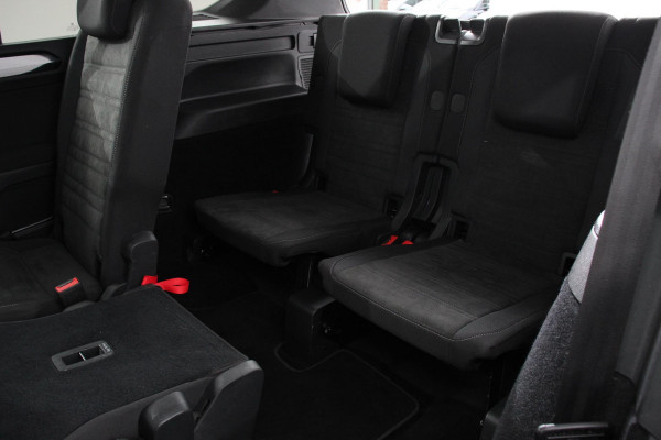 Volkswagen Touran 1.5 TSI DSG Highline 7p Navigatie Apple Carplay/Android Auto Parkeersensoren Adaptieve Cruise Control Stoel-en stuurverwarming Elektrische achterklep Getinte ramen Climatronic