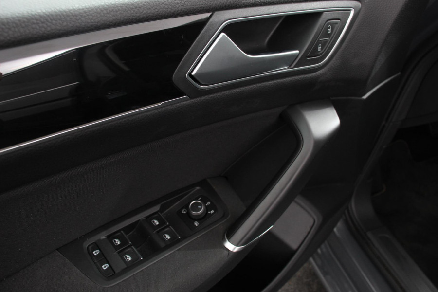 Volkswagen Touran 1.5 TSI DSG Highline 7p Navigatie Apple Carplay/Android Auto Parkeersensoren Adaptieve Cruise Control Stoel-en stuurverwarming Elektrische achterklep Getinte ramen Climatronic