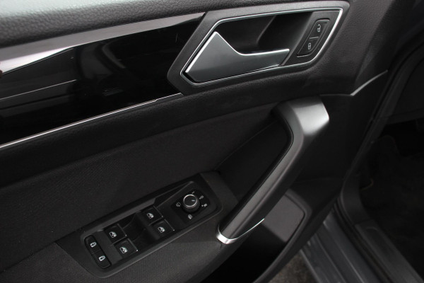 Volkswagen Touran 1.5 TSI DSG Highline 7p Navigatie Apple Carplay/Android Auto Parkeersensoren Adaptieve Cruise Control Stoel-en stuurverwarming Elektrische achterklep Getinte ramen Climatronic