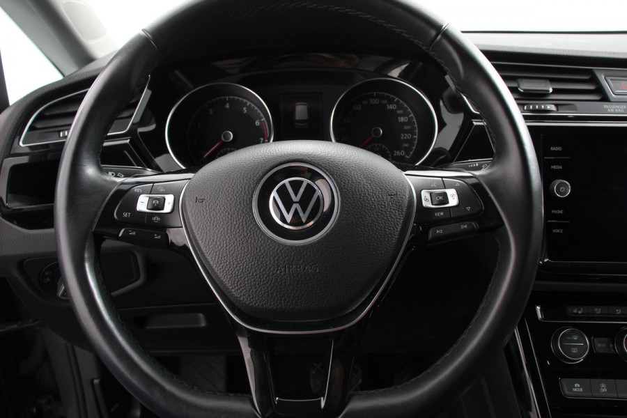Volkswagen Touran 1.5 TSI DSG Highline 7p Navigatie Apple Carplay/Android Auto Parkeersensoren Adaptieve Cruise Control Stoel-en stuurverwarming Elektrische achterklep Getinte ramen Climatronic