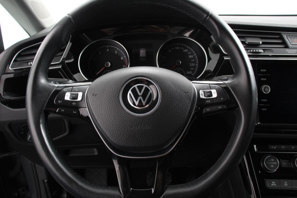 Volkswagen Touran 1.5 TSI DSG Highline 7p Navigatie Apple Carplay/Android Auto Parkeersensoren Adaptieve Cruise Control Stoel-en stuurverwarming Elektrische achterklep Getinte ramen Climatronic