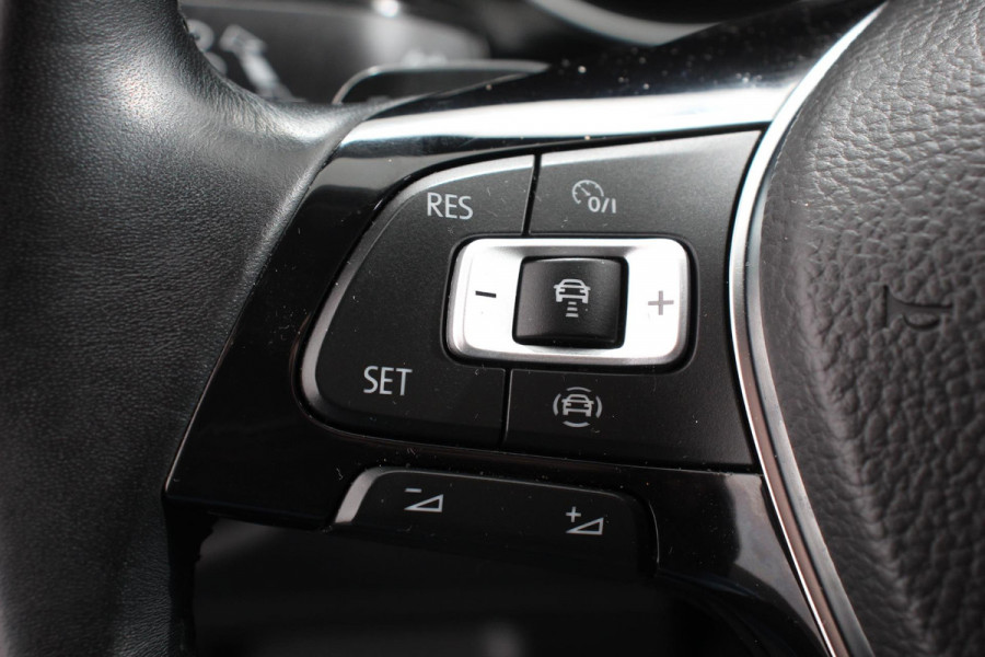 Volkswagen Touran 1.5 TSI DSG Highline 7p Navigatie Apple Carplay/Android Auto Parkeersensoren Adaptieve Cruise Control Stoel-en stuurverwarming Elektrische achterklep Getinte ramen Climatronic