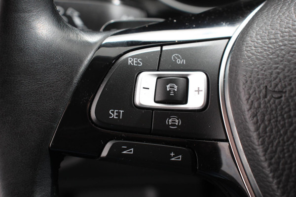 Volkswagen Touran 1.5 TSI DSG Highline 7p Navigatie Apple Carplay/Android Auto Parkeersensoren Adaptieve Cruise Control Stoel-en stuurverwarming Elektrische achterklep Getinte ramen Climatronic