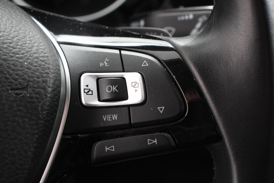 Volkswagen Touran 1.5 TSI DSG Highline 7p Navigatie Apple Carplay/Android Auto Parkeersensoren Adaptieve Cruise Control Stoel-en stuurverwarming Elektrische achterklep Getinte ramen Climatronic