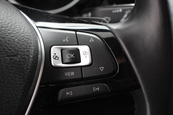 Volkswagen Touran 1.5 TSI DSG Highline 7p Navigatie Apple Carplay/Android Auto Parkeersensoren Adaptieve Cruise Control Stoel-en stuurverwarming Elektrische achterklep Getinte ramen Climatronic