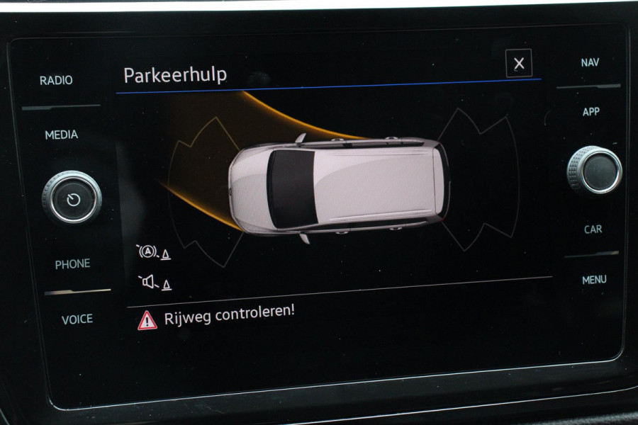 Volkswagen Touran 1.5 TSI DSG Highline 7p Navigatie Apple Carplay/Android Auto Parkeersensoren Adaptieve Cruise Control Stoel-en stuurverwarming Elektrische achterklep Getinte ramen Climatronic