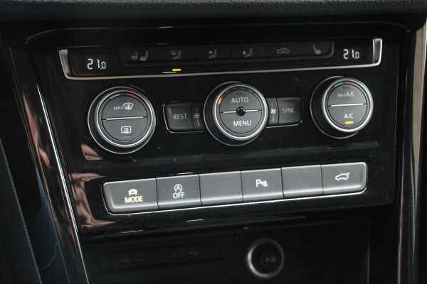 Volkswagen Touran 1.5 TSI DSG Highline 7p Navigatie Apple Carplay/Android Auto Parkeersensoren Adaptieve Cruise Control Stoel-en stuurverwarming Elektrische achterklep Getinte ramen Climatronic