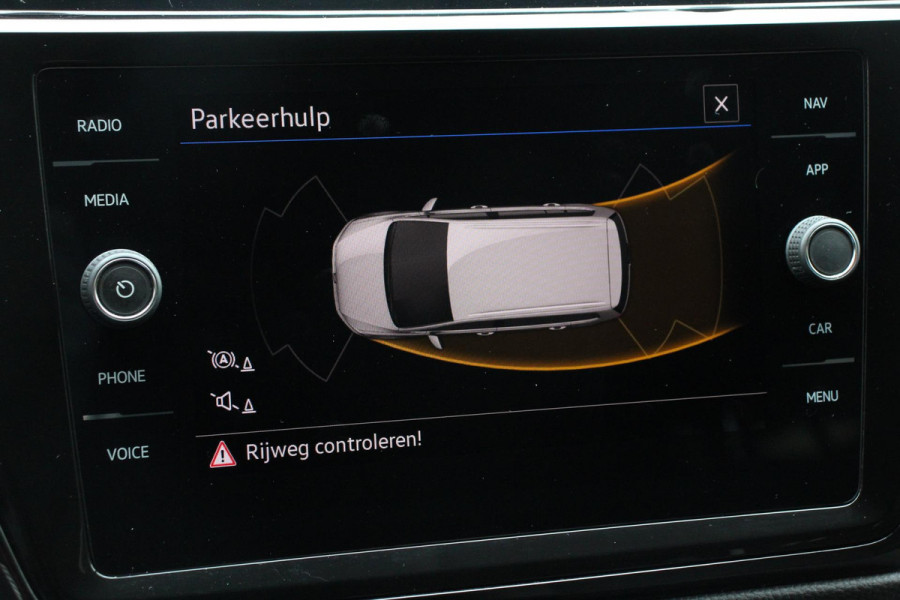 Volkswagen Touran 1.5 TSI DSG Highline 7p Navigatie Apple Carplay/Android Auto Parkeersensoren Adaptieve Cruise Control Stoel-en stuurverwarming Elektrische achterklep Getinte ramen Climatronic