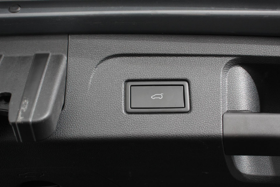 Volkswagen Touran 1.5 TSI DSG Highline 7p Navigatie Apple Carplay/Android Auto Parkeersensoren Adaptieve Cruise Control Stoel-en stuurverwarming Elektrische achterklep Getinte ramen Climatronic