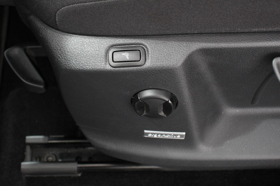 Volkswagen Touran 1.5 TSI DSG Highline 7p Navigatie Apple Carplay/Android Auto Parkeersensoren Adaptieve Cruise Control Stoel-en stuurverwarming Elektrische achterklep Getinte ramen Climatronic