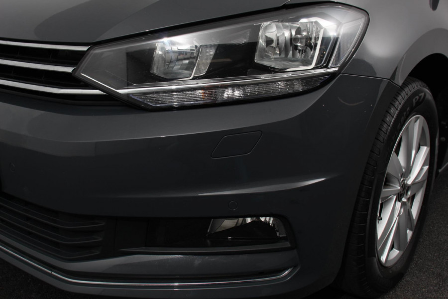 Volkswagen Touran 1.5 TSI DSG Highline 7p Navigatie Apple Carplay/Android Auto Parkeersensoren Adaptieve Cruise Control Stoel-en stuurverwarming Elektrische achterklep Getinte ramen Climatronic