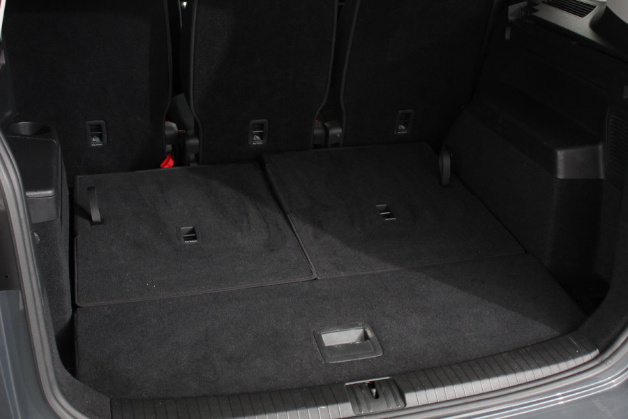 Volkswagen Touran 1.5 TSI DSG Highline 7p Navigatie Apple Carplay/Android Auto Parkeersensoren Adaptieve Cruise Control Stoel-en stuurverwarming Elektrische achterklep Getinte ramen Climatronic
