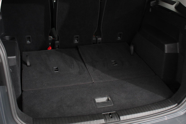 Volkswagen Touran 1.5 TSI DSG Highline 7p Navigatie Apple Carplay/Android Auto Parkeersensoren Adaptieve Cruise Control Stoel-en stuurverwarming Elektrische achterklep Getinte ramen Climatronic